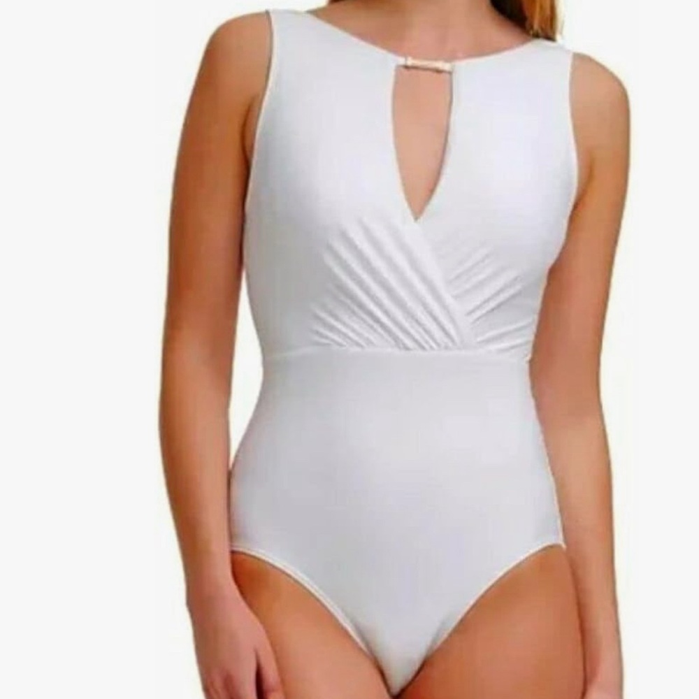 🌼CALVIN KLEIN SOFT WHITE HIGH‎ NECK ONE PIECE SWIMSUIT . SIZE 8